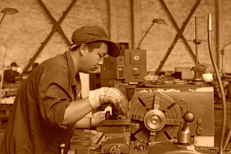 TANGSHAN CITY - JUNE 20: worker working in the machine tool in the production workshop, on June 20, 2014, Tangshan city, Hebei Province, Chinaのeditorial素材