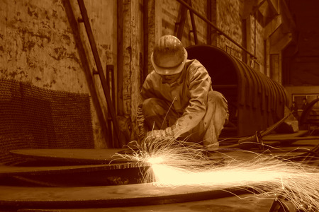 TANGSHAN - JUNE 19: workers cutting the steel plate in the workshop, on June 19, 2014, Tangshan city, Hebei Province, China
のeditorial素材