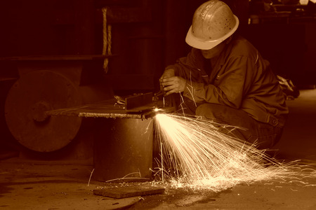 TANGSHAN - JUNE 20: Workers cutting the steel plate in a steel plant, on June 20, 2014, Tangshan city, Hebei Province, Chinaのeditorial素材