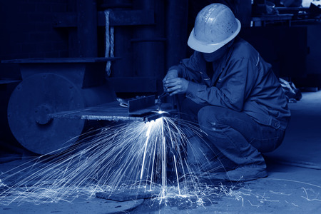 TANGSHAN - JUNE 20: Workers cutting the steel plate in a steel plant, on June 20, 2014, Tangshan city, Hebei Province, China
のeditorial素材