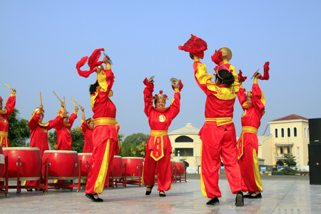 LUANNAN - AUGUST 2: Chinese traditional folk performances in a square on august 2, 2014, Luannan county, Hebei Province, Chinaのeditorial素材