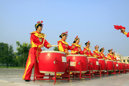 LUANNAN - AUGUST 2: Chinese traditional folk performances in a square on august 2, 2014, Luannan county, Hebei Province, Chinaのeditorial素材