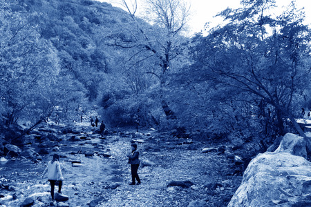 BENXI - OCTOBER 4: Many tourists come to resort to appreciate maples on October 4, 2013, Benxi city, Liaoning province, Chinaのeditorial素材