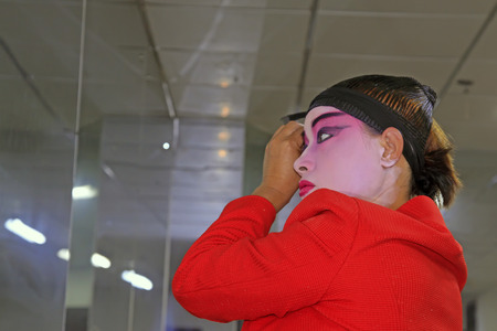 LUANNAN COUNTY - SEPTEMBER 22: PingJu lovers makeup in red on September 22, 2014, Luannan county, Hebei Province, Chinaのeditorial素材