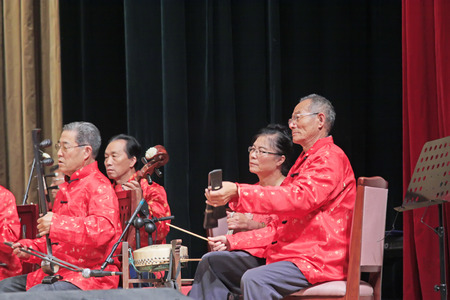 LUANNAN COUNTY - SEPTEMBER 22: Accompaniment band on stage, on September 22, 2014, Luannan county, Hebei Province, Chinaのeditorial素材