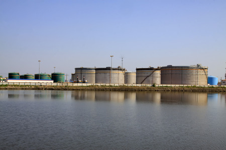 CAOFEIDIAN CITY - SEPTEMBER 27: China's oil storage tanks jidong oilfield company, on september 27, 2014, Caofeidian City, Hebei Province, Chinaのeditorial素材