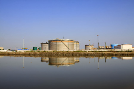 CAOFEIDIAN CITY - SEPTEMBER 27: China's oil storage tanks jidong oilfield company, on september 27, 2014, Caofeidian City, Hebei Province, Chinaのeditorial素材