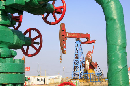 CAOFEIDIAN - SEPTEMBER 27: crank balanced beam pumping unit in the JiDong oilfield, on September 27, 2014, Caofeidian City, hebei province, China.のeditorial素材