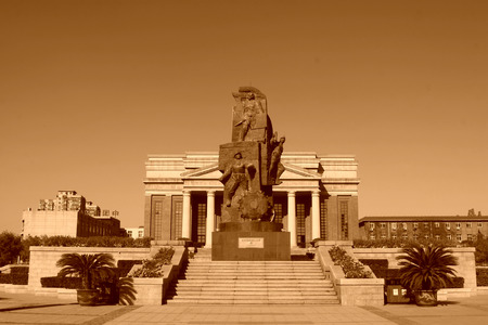 TANGSHAN - NOVEMBER 4: The miners sculpture in the kailuan national mine park on november 4, 2013, tangshan city, hebei province, China.のeditorial素材