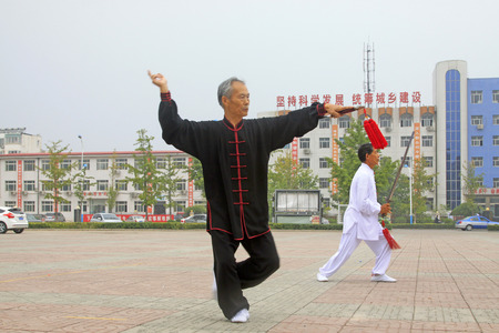 LUANNAN COUNTY - SEPTEMBER 20: Old man Fencing performance in a square on September 20, 2014, Luannan county, Hebei Province, Chinaのeditorial素材
