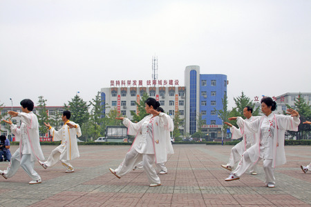 LUANNAN COUNTY - SEPTEMBER 20: Old men boxing performance in a square on September 20, 2014, Luannan county, Hebei Province, Chinaのeditorial素材