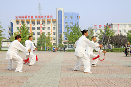 LUANNAN COUNTY - SEPTEMBER 20: Senior citizen praticing in a square on September 20, 2014, Luannan county, Hebei Province, Chinaのeditorial素材