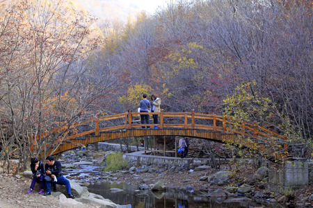 BENXI CITY- OCTOBER 12: tourists on wooden arch bridge, on october 12, 2014, Benxi City, Liaoning Province, Chinaのeditorial素材