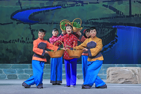 LUANNAN COUNTY - SEPTEMBER 24: Ancient costume PingJu " Yang Sanjie Filed a lawsuit " still, on september 24, 2014, Luannan County, Hebei Province, Chinaのeditorial素材