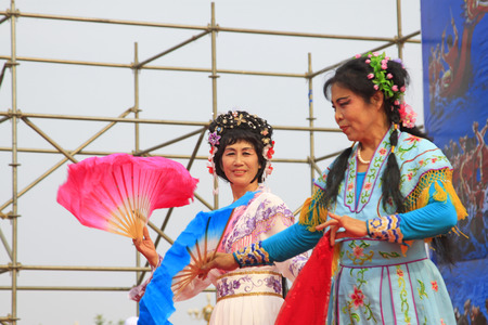 LUANNAN COUNTY - AUGUST 8: Yangko performances on the stage on august 8, 2014, Luannan County, Hebei Province, China.のeditorial素材