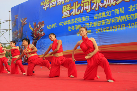 LUANNAN COUNTY - AUGUST 9: Dancing performances on the stage, on august 9, 2014, Luannan County, Hebei Province, China.のeditorial素材