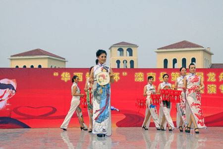 LUANNAN COUNTY - AUGUST 10: Older models performances in the open air, on august 10, 2014, Luannan County, Hebei Province, China.のeditorial素材