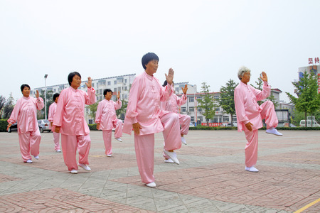 LUANNAN COUNTY - SEPTEMBER 20: Old women boxing performance in a square on September 20, 2014, Luannan county, Hebei Province, Chinaのeditorial素材