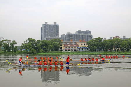 LUANNAN COUNTY - AUGUST 5: dragon boat race scene in the river on august 5, 2014, Luannan County, Hebei Province, China.のeditorial素材