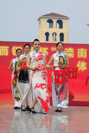 LUANNAN COUNTY - AUGUST 10: Older models performances in the open air, on august 10, 2014, Luannan County, Hebei Province, China.のeditorial素材