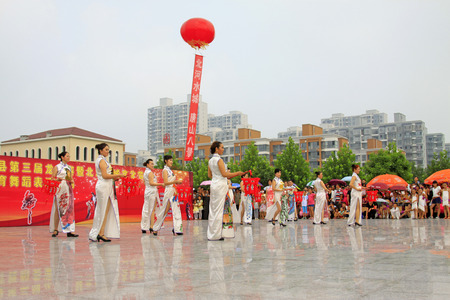 LUANNAN COUNTY - AUGUST 10: Older models performances in the open air, on august 10, 2014, Luannan County, Hebei Province, China.のeditorial素材