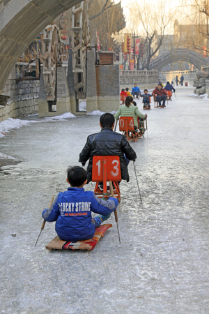 LUAN COUNTY - JANUARY 10: peoples were skating on the ice on January 10, 2015, Hebei Province, Luan County, Chinaのeditorial素材