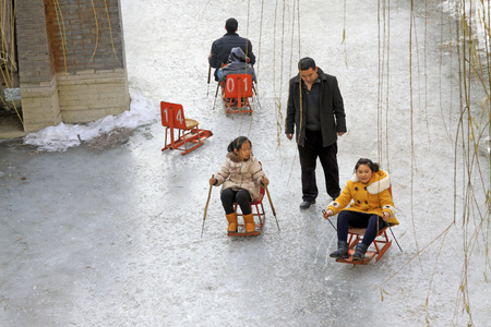 LUAN COUNTY - JANUARY 10: peoples were skating on the ice on January 10, 2015, Hebei Province, Luan County, Chinaのeditorial素材