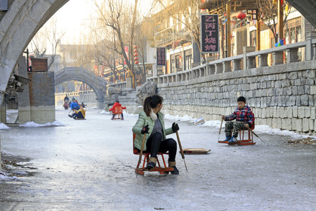 LUAN COUNTY - JANUARY 10: peoples were skating on the ice on January 10, 2015, Hebei Province, Luan County, Chinaのeditorial素材