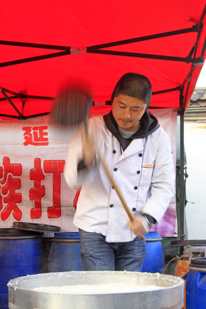 LUANNAN COUNTY - MARCH 5: On the Lantern Festival Day, A man making characteristics snacks, March 5, 2015, luannan county, hebei province, Chinaのeditorial素材