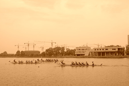 LUANNAN COUNTY - AUGUST 5: dragon boat race scene in the river on august 5, 2014, Luannan County, Hebei Province, China.のeditorial素材