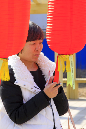 LUANNAN COUNTY - MARCH 5: On the Lantern Festival Day, people were guessing riddles in a park, March 5, 2015, luannan county, hebei province, Chinaのeditorial素材