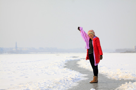 LUANNAN COUNTY - JANUARY 3: woman visitor in a park after snow, on January 3, 2015, Luannan County, Hebei Province, Chinaのeditorial素材