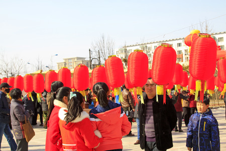 LUANNAN COUNTY - MARCH 5: On the Lantern Festival Day, people were guessing riddles in a park, March 5, 2015, luannan county, hebei province, Chinaのeditorial素材