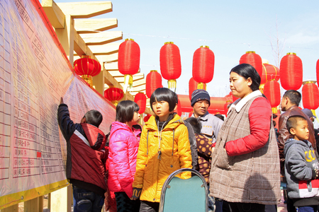 LUANNAN COUNTY - MARCH 5: On the Lantern Festival Day, people were guessing riddles in a park, March 5, 2015, luannan county, hebei province, Chinaのeditorial素材