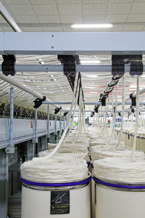 Spinning machinery and cotton yarn barrels in the production workshop, luannan county, hebei province, Chinaのeditorial素材