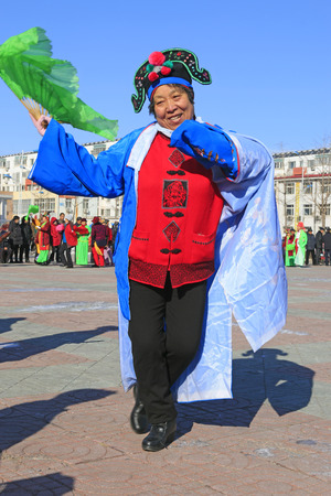 Luannan County- February 15: Chinese traditional style yangko folk dance performance in the street, on February 15, 2016, luannan County, hebei Province, Chinaのeditorial素材