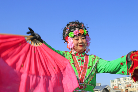 Luannan County- February 16: Chinese traditional style yangko folk dance performance in the street, on February 16, 2016, luannan County, hebei Province, Chinaのeditorial素材