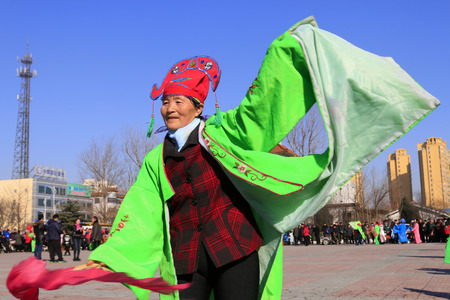 Luannan County- February 17: Chinese traditional style yangko folk dance performance in the street, on February 17, 2016, luannan County, hebei Province, Chinaのeditorial素材
