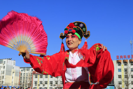 Luannan County- February 17: Chinese traditional style yangko folk dance performance in the street, on February 17, 2016, luannan County, hebei Province, Chinaのeditorial素材