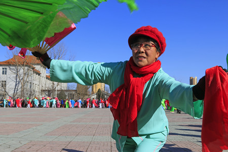 Luannan County- February 18: Chinese traditional style yangko folk dance performance in the street, on February 18, 2016, luannan County, hebei Province, Chinaのeditorial素材