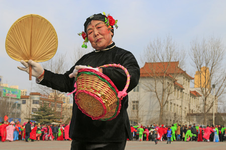 Luannan County- February 21: Chinese traditional style yangko folk dance performance in the street, on February 21, 2016, luannan County, hebei Province, Chinaのeditorial素材
