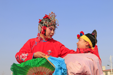 Luannan County- February 21: Chinese traditional style yangko folk dance performance in the street, on February 21, 2016, luannan County, hebei Province, Chinaのeditorial素材