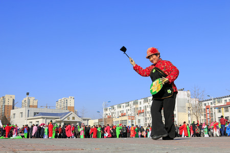 Luannan County- February 24: Chinese traditional style yangko folk dance performance in the street, on February 24, 2016, luannan County, hebei Province, Chinaのeditorial素材
