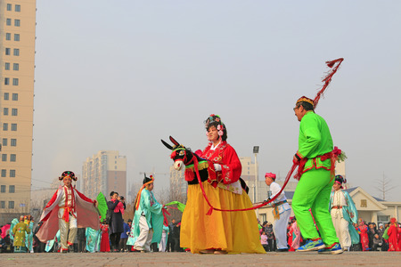 Luannan County- February 22: Chinese traditional style yangko folk dance performance in the street, on February 22, 2016, luannan County, hebei Province, Chinaのeditorial素材