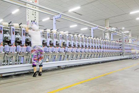 Luannan - May 31: spinning workers in the production workshop, on May 31, 2015, luannan county, hebei province, Chinaのeditorial素材