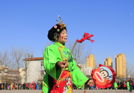 Luannan County- February 17: Chinese traditional style yangko folk dance performance in the street, on February 17, 2016, luannan County, hebei Province, Chinaのeditorial素材