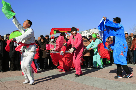 Luannan County- February 18: Chinese traditional style yangko folk dance performance in the street, on February 18, 2016, luannan County, hebei Province, Chinaのeditorial素材