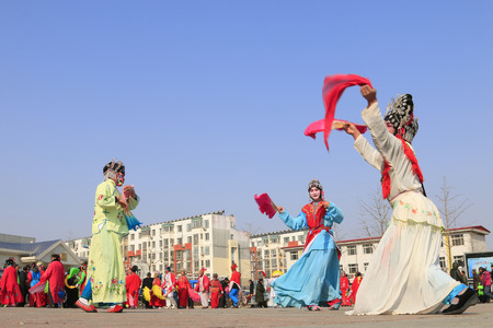 Luannan County- February 21: Chinese traditional style yangko folk dance performance in the street, on February 21, 2016, luannan County, hebei Province, Chinaのeditorial素材