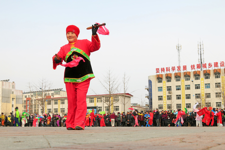 Luannan County- February 19: Chinese traditional style yangko folk dance performance in the street, on February 19, 2016, luannan County, hebei Province, Chinaのeditorial素材