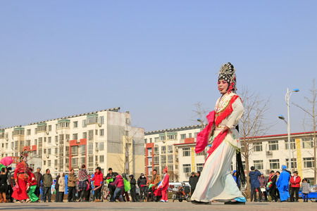 Luannan County- February 21: Chinese traditional style yangko folk dance performance in the street, on February 21, 2016, luannan County, hebei Province, Chinaのeditorial素材